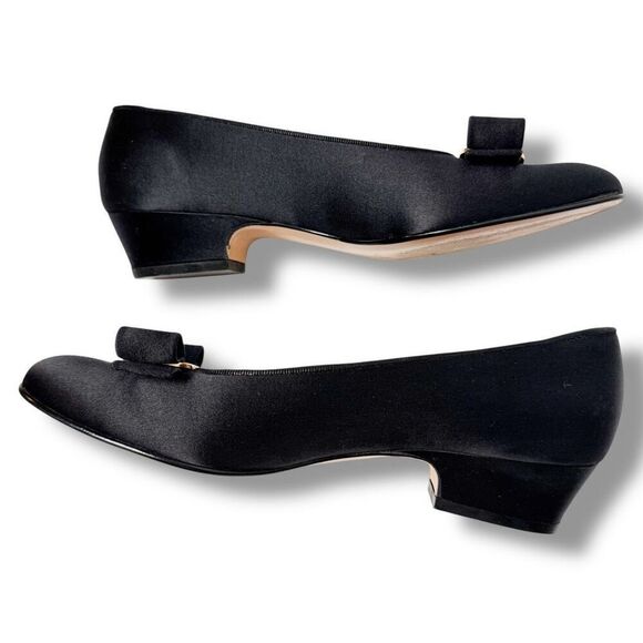 Salvatore Ferragamo Vara Bow Gold Logo Black Satin Pumps Italy Vintage Women’s 6 - Picture 8 of 12